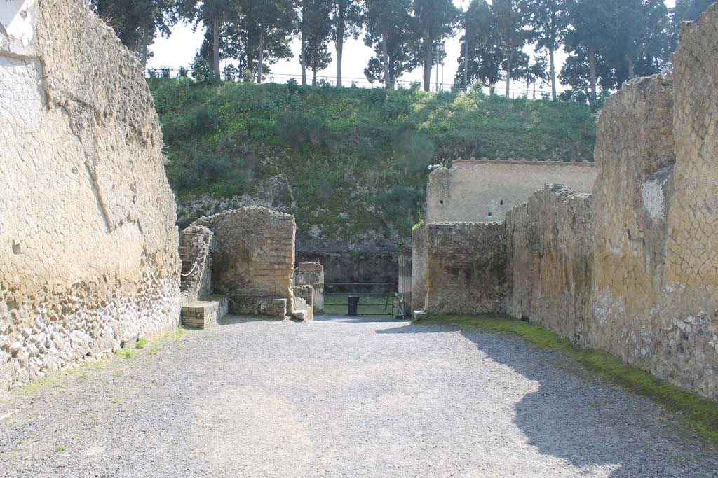 Ins. Orientalis II.4, Herculaneum, March 2014. Looking east across large entrance hall.
Foto Annette Haug, ERC Grant 681269 DÉCOR